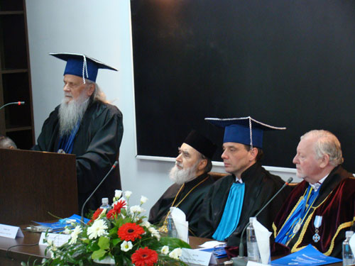 Foto acordarea distinctiei Doctor Honoris Causa preasfintitului Justinian (c) eMaramures.ro